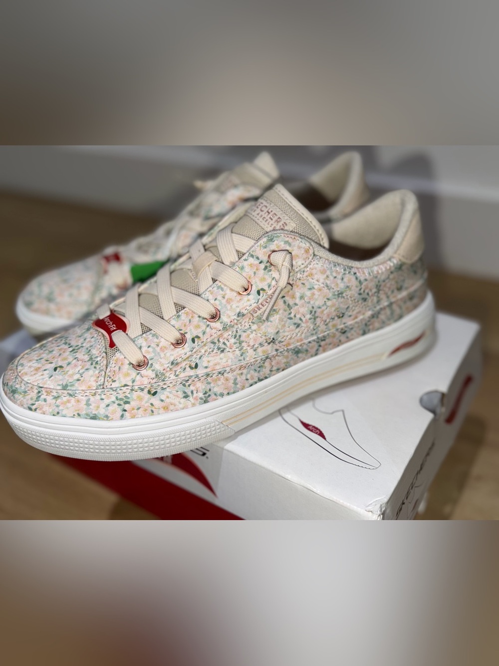 Brand New Skechers Arch Fit Lace-Up Sneakers Cream Floral Print Size 11 - Picture 3 of 8